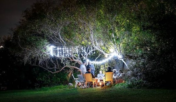 Comment créer une ambiance lumineuse et féérique dans votre jardin la nuit ?